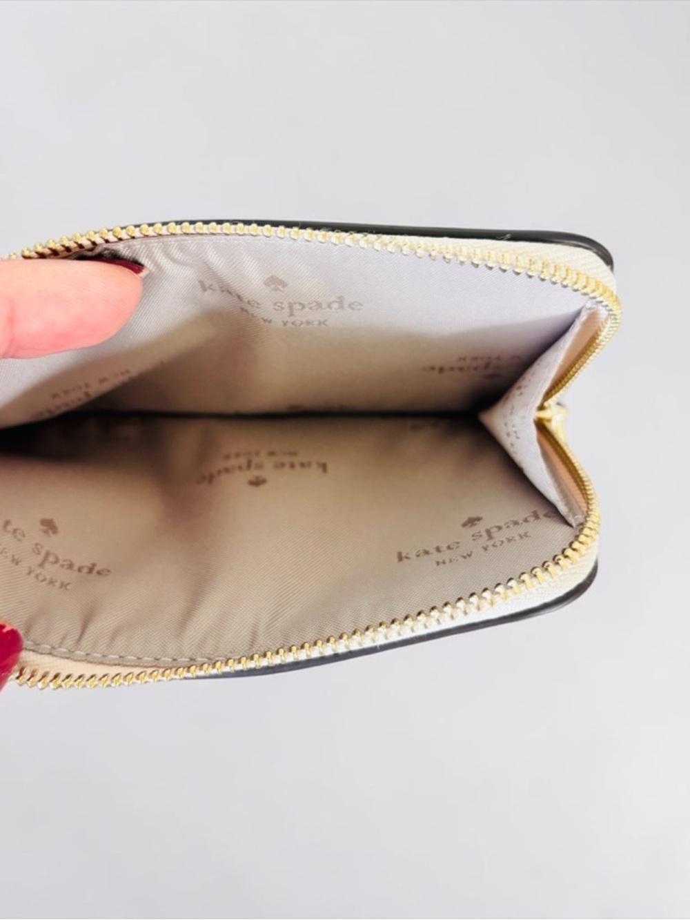 Kate Spade NWT Lucy L-zip Cream Floral Monogram Wristlet with Contrast Trim - Picture 2 of 4